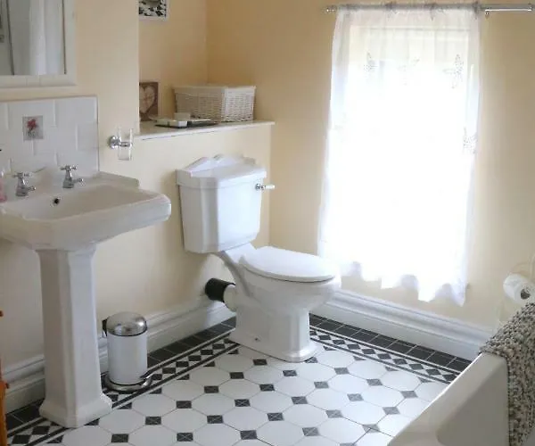 Emy Lakehouse Bed & Breakfast